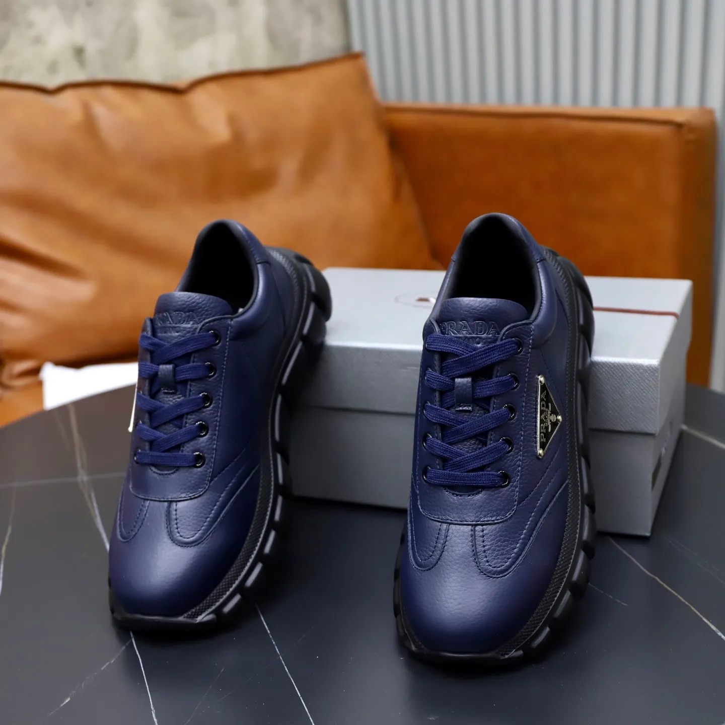 Factory price: 720💰Top original order Brand: PRADA (Prada) Standard code: Men's size 38/44 (45 can be customized) Grade: Same as the official website Material: Original cowhide stitching, cowhide lining, original combination two-color wear-resistant soft outsole Style category: casual sports version, young fashion, European and American trend, British style Color: actual picture color